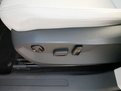 Certified 2022 Volkswagen Tiguan SE w/ Panoramic Sunroof Package image 20