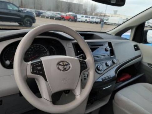 Used 2012 Toyota Sienna LE w/ Towing Pkg image 15