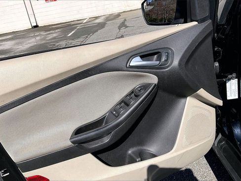 Used 2018 Ford Focus SE w/ SE Appearance Package image 25