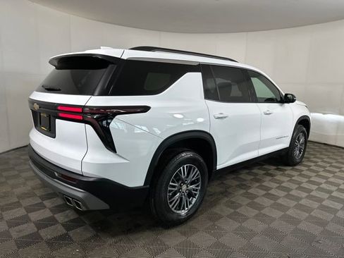 Used 2025 Chevrolet Traverse LT image 3