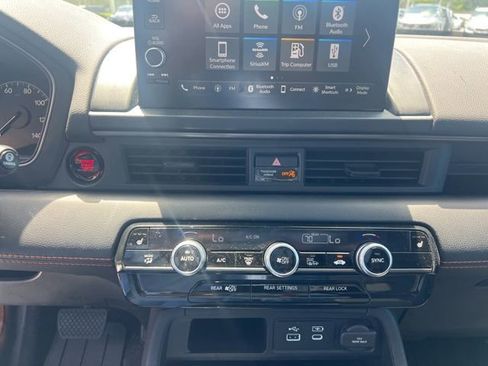 Used 2025 Honda Pilot TrailSport image 37