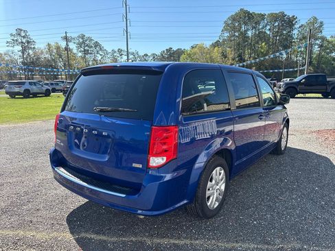 Used 2018 Dodge Grand Caravan SE w/ UConnect Hands-Free Group image 5
