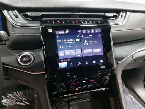 Used 2023 Jeep Grand Cherokee Altitude image 20