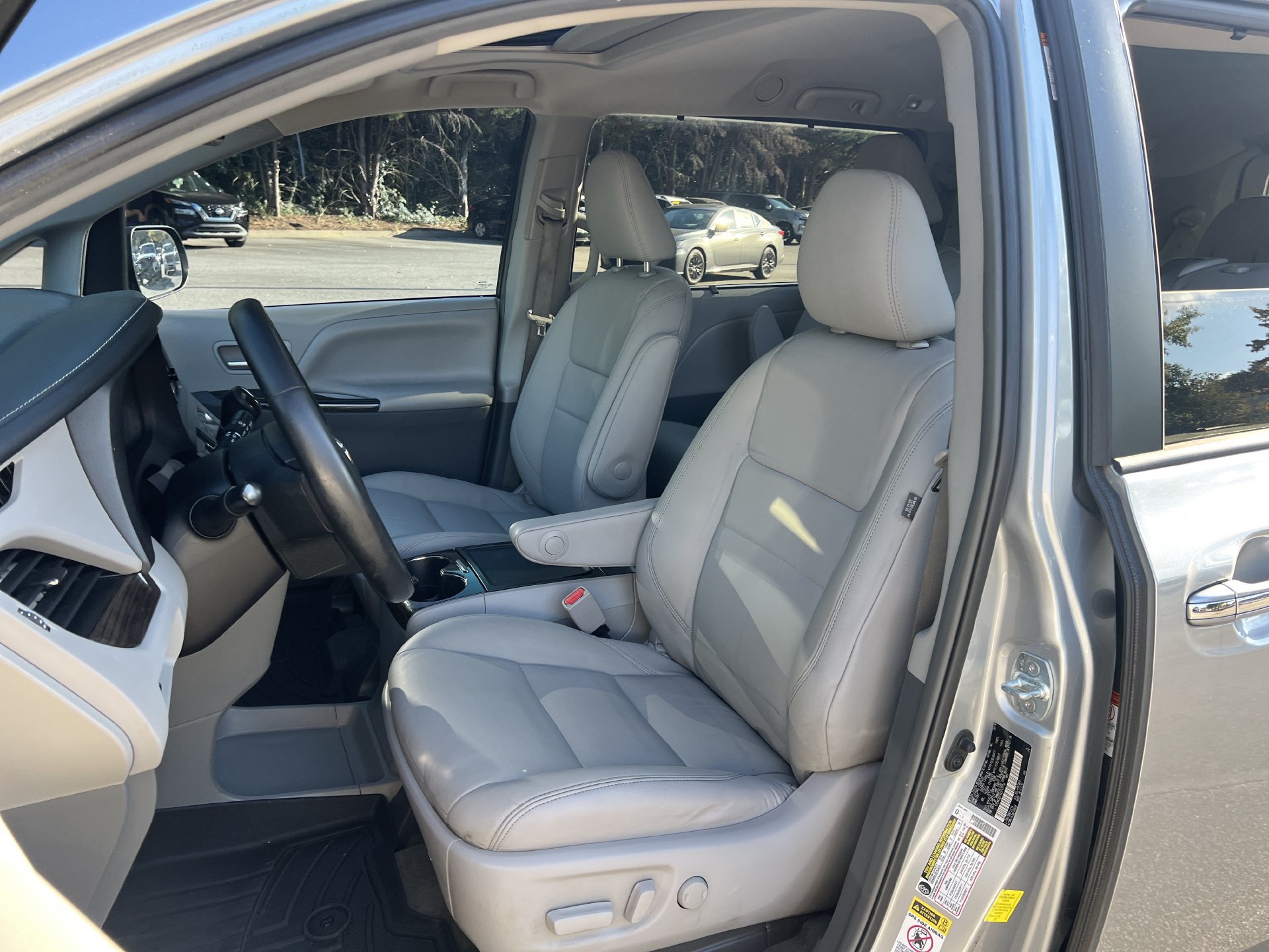 Used 2016 Toyota Sienna XLE w/ XLE Navigation Package FWD image 17