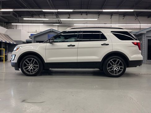 Used 2017 Ford Explorer Sport w/ Equipment Group 401A image 4