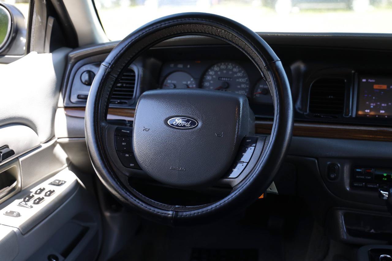Used 2005 Ford Crown Victoria LX RWD image 27