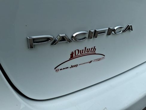 Used 2023 Chrysler Pacifica Touring-L FWD image 15