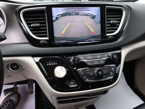 Used 2024 Chrysler Pacifica Touring-L FWD image 22