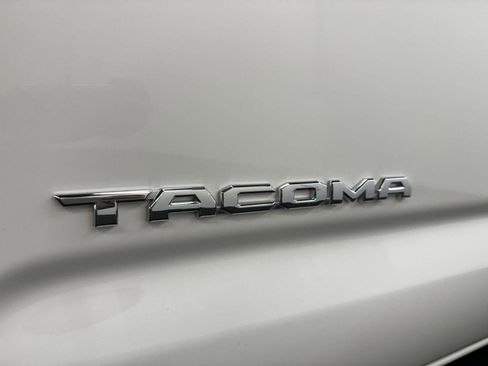 Used 2017 Toyota Tacoma TRD Sport image 9
