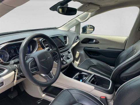 Used 2023 Chrysler Pacifica Limited FWD image 14