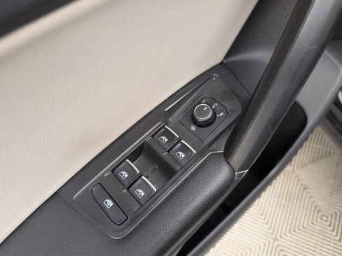 Used 2020 Volkswagen Tiguan SE w/ Panoramic Sunroof Package image 42