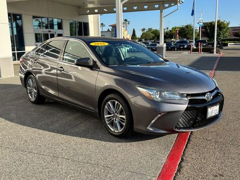 Used 2016 Toyota Camry SE FWD image 3