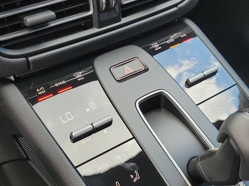 Certified 2025 Porsche Macan AWD/4WD image 33