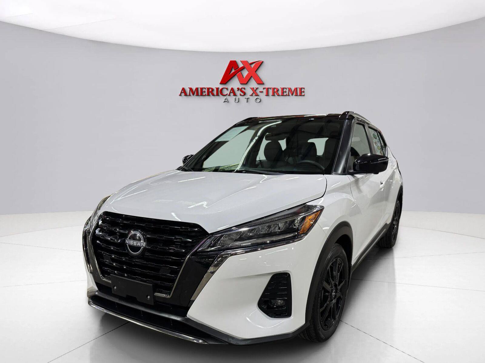 Used 2023 Nissan Kicks SR w/ SR Premium Package FWD image 2