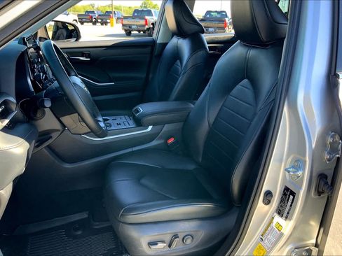 Used 2022 Toyota Highlander XLE AWD/4WD image 8