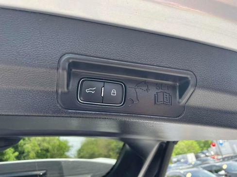 Used 2021 Ford Explorer XLT image 6