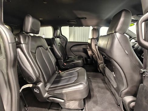 Used 2025 Chrysler Pacifica Select image 22