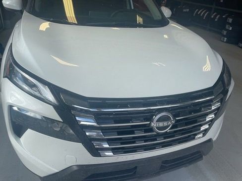 Used 2025 Nissan Rogue SV w/ SV Premium Package image 2