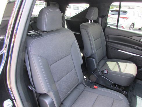 Used 2025 Chevrolet Traverse LT FWD image 27