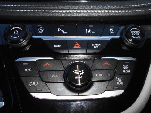Used 2024 Chrysler Pacifica Touring-L FWD image 21