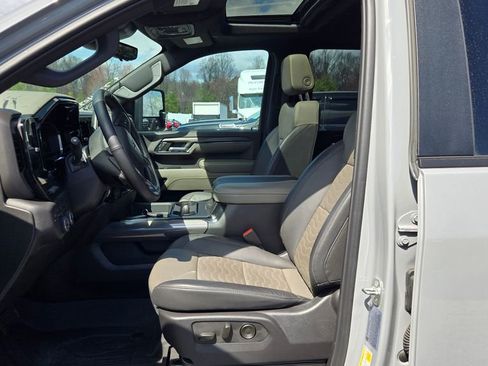 Used 2024 Chevrolet Silverado 2500 ZR2 w/ Technology Package image 16