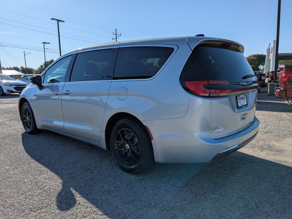 Used 2024 Chrysler Pacifica Touring-L FWD image 7