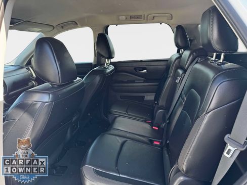 Used 2025 Nissan Pathfinder SL AWD/4WD image 12