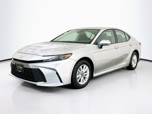 Used 2025 Toyota Camry LE image 3