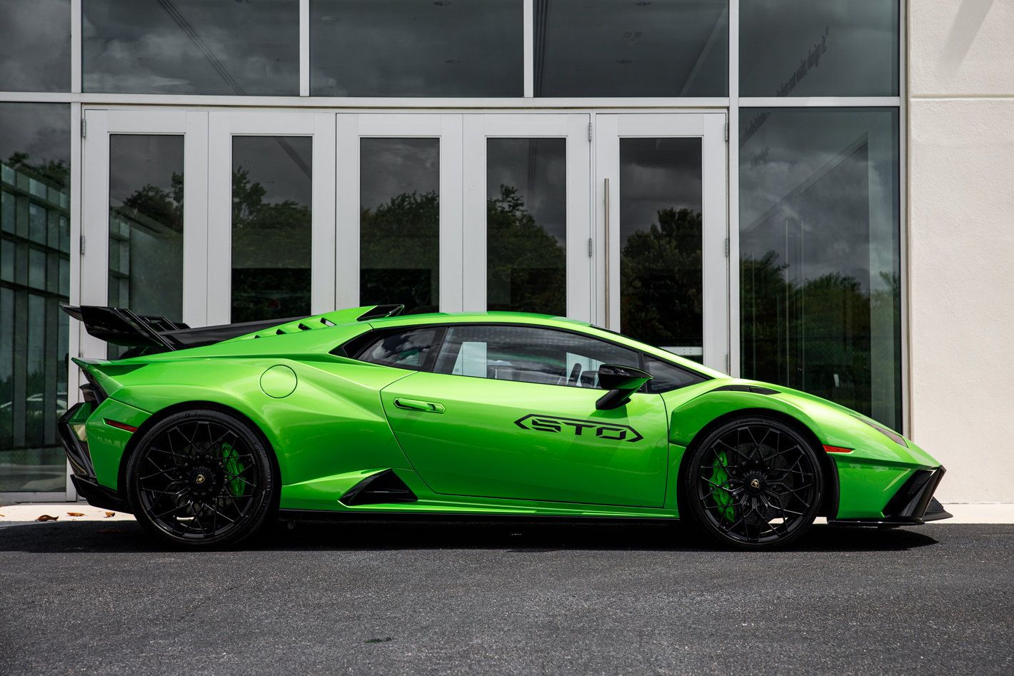 Used 2023 Lamborghini Huracan STO RWD image 25