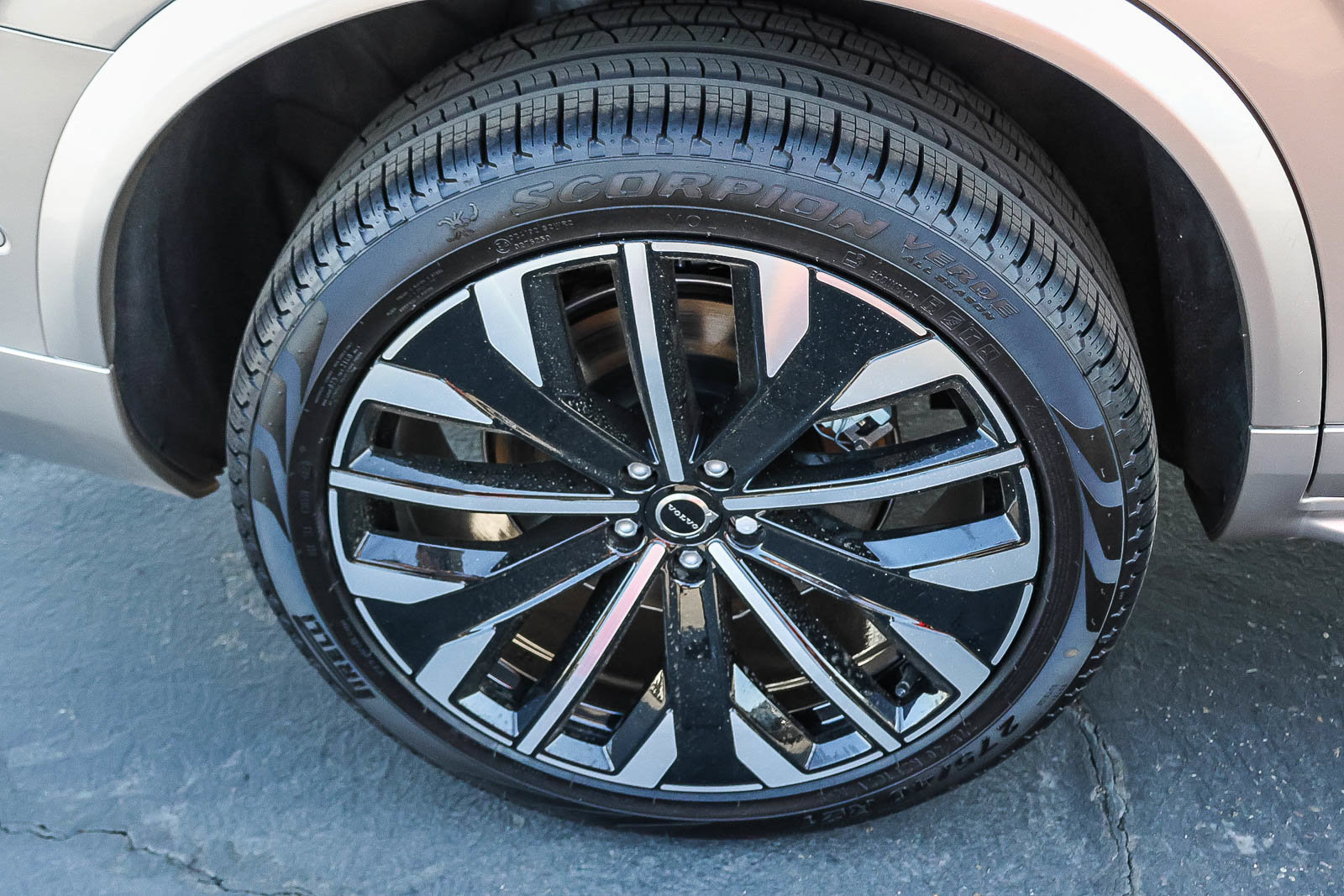 New 2026 Volvo XC90 T8 Plus w/ Protection Package Premier AWD/4WD image 12