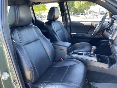 Used 2022 Toyota Tacoma TRD Off-Road w/ TRD Premium Off Road Package AWD/4WD image 28
