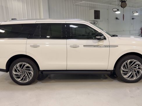 New 2026 Lincoln Navigator Premiere AWD/4WD image 2