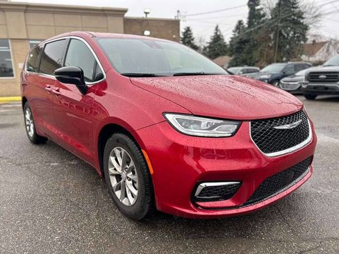 Used 2026 Chrysler Pacifica Limited image 3