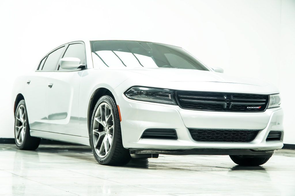 Used 2022 Dodge Charger SXT w/ Plus Group RWD image 4