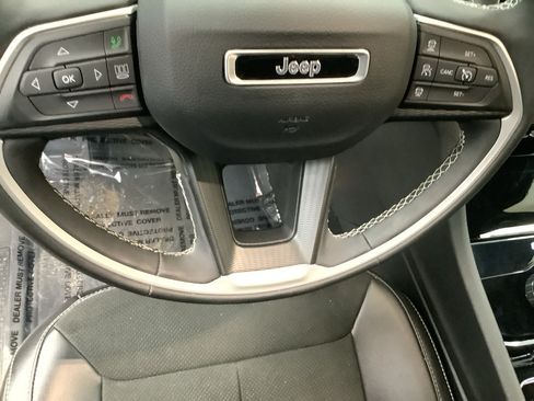 Used 2023 Jeep Grand Cherokee Altitude AWD/4WD image 14