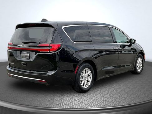 Used 2023 Chrysler Pacifica Touring-L FWD image 7