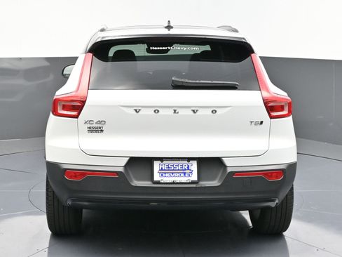 Used 2022 Volvo XC40 T5 R-Design image 6