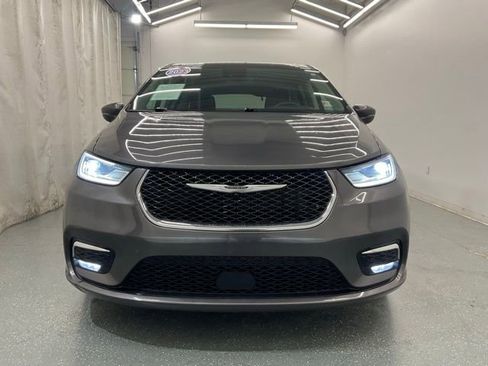 Used 2023 Chrysler Pacifica Touring-L FWD image 3