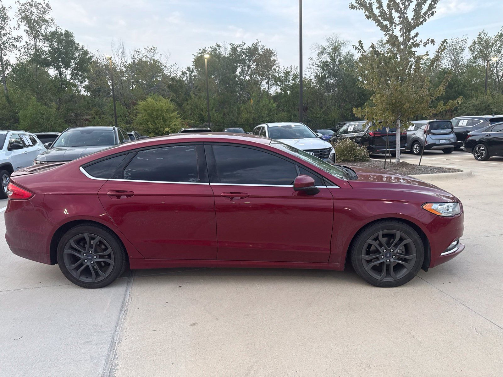 Used 2018 Ford Fusion SE w/ Equipment Group 201A FWD image 2