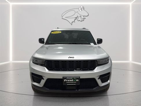 Used 2025 Jeep Grand Cherokee Altitude AWD/4WD image 8