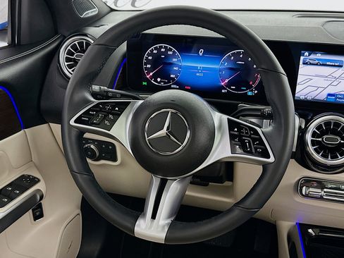 Used 2024 Mercedes-Benz GLB 250 4MATIC w/ Exclusive Package image 8