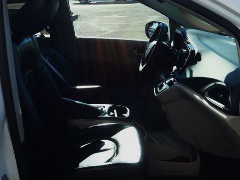 Used 2023 Chrysler Pacifica Touring-L image 33