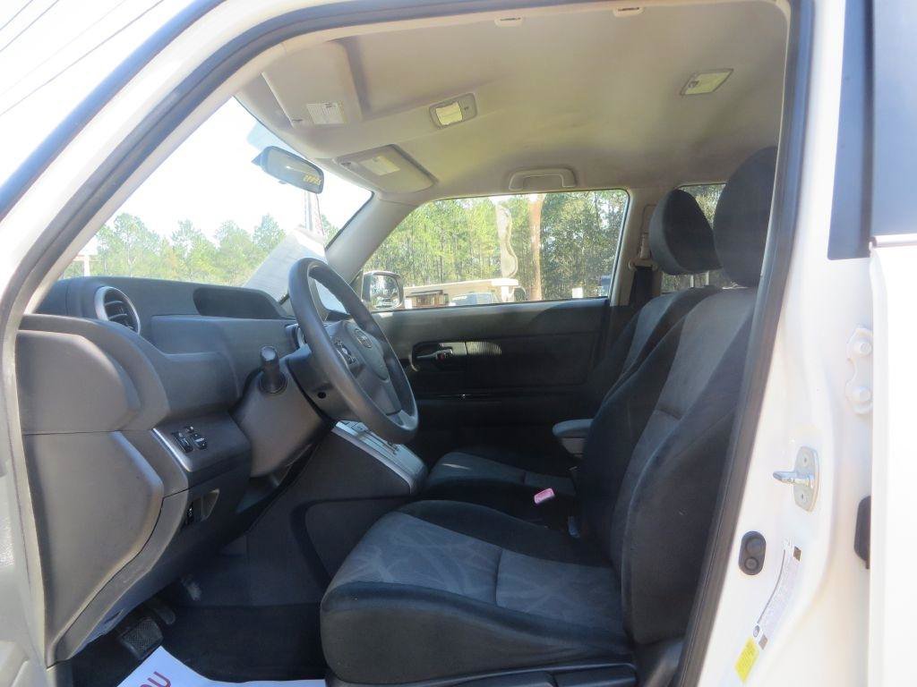 Used 2014 Scion xB FWD image 10