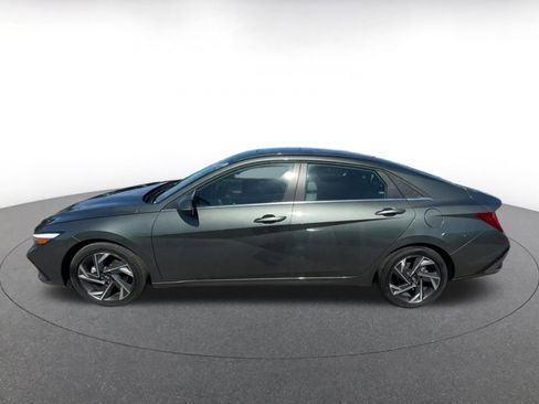 Used 2025 Hyundai Elantra Limited image 9