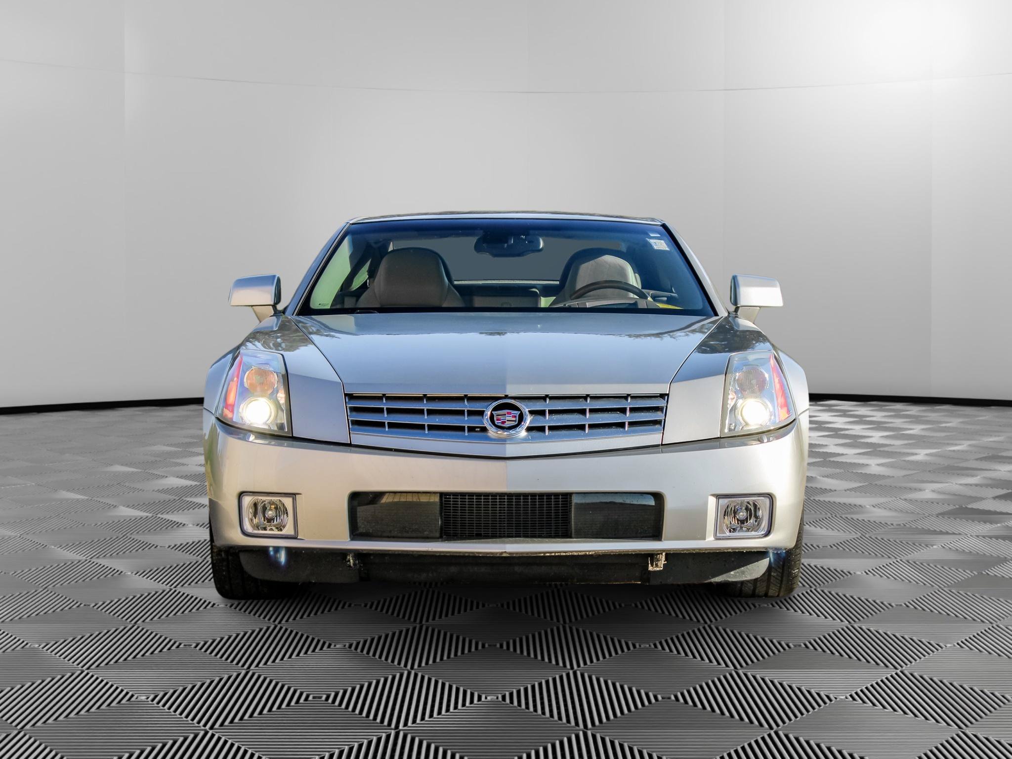 Used 2004 Cadillac XLR RWD image 3