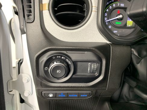Used 2024 Jeep Wrangler Unlimited w/ Convenience Group AWD/4WD image 16