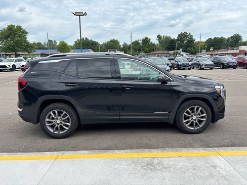 Used 2023 GMC Terrain SLT w/ LPO, Floor Liner Package FWD image 5