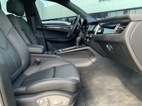 Used 2025 Porsche Macan AWD/4WD image 35