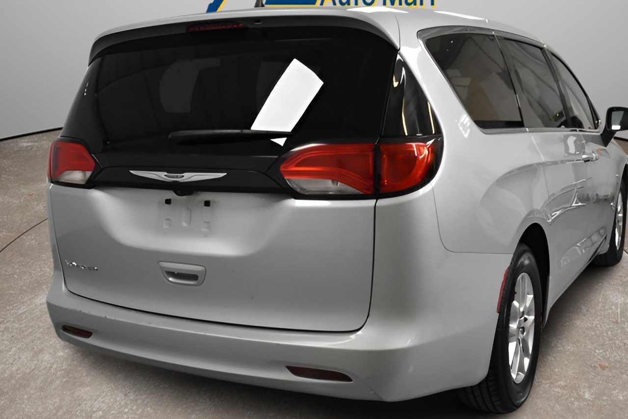 Used 2023 Chrysler Voyager LX FWD image 3