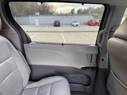 Used 2015 Toyota Sienna XLE image 28